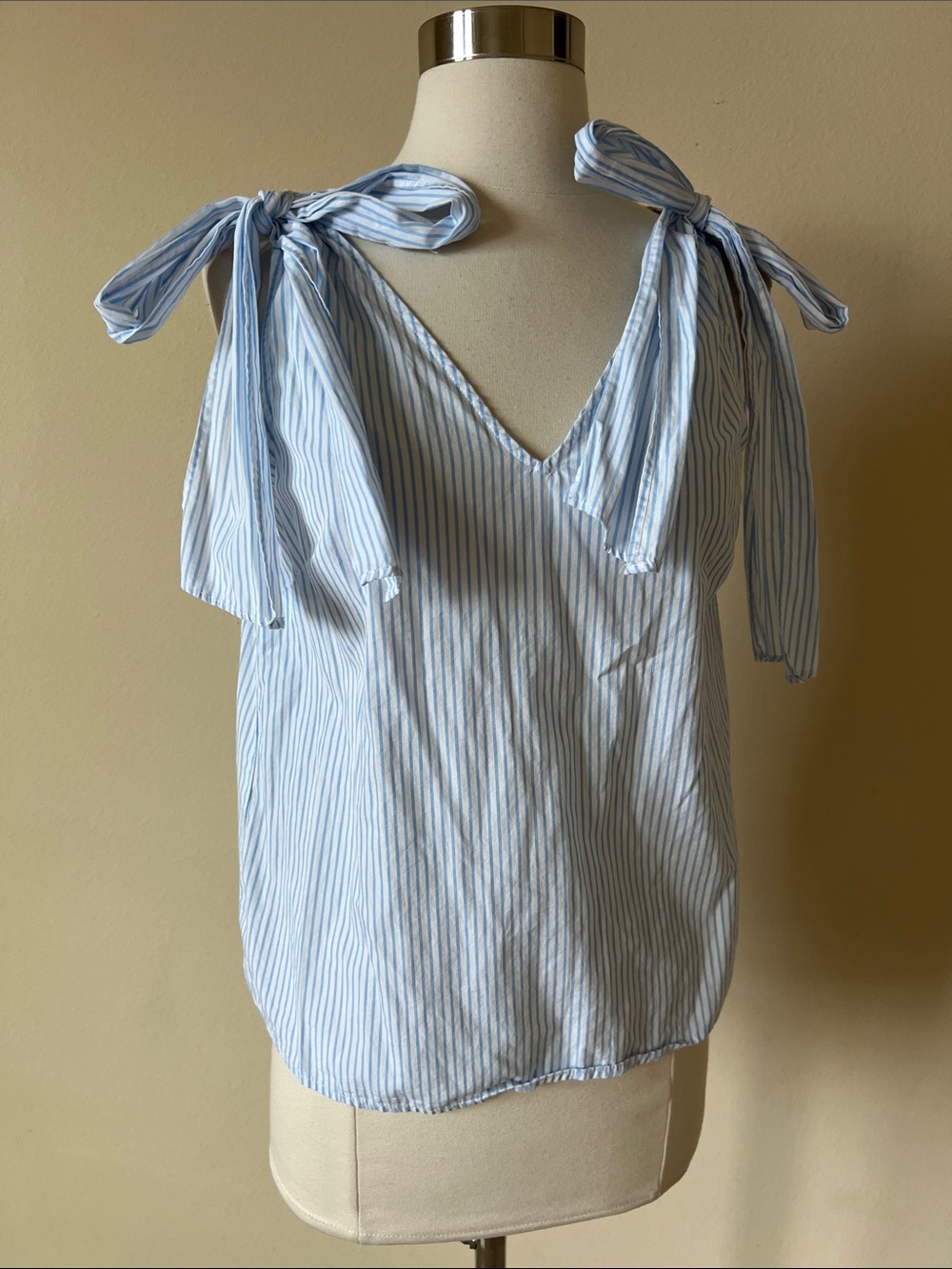 Who What Wear Light Blue & White Striped Tie-Shoulder V-Neck Camisole - Picture 3 of 9